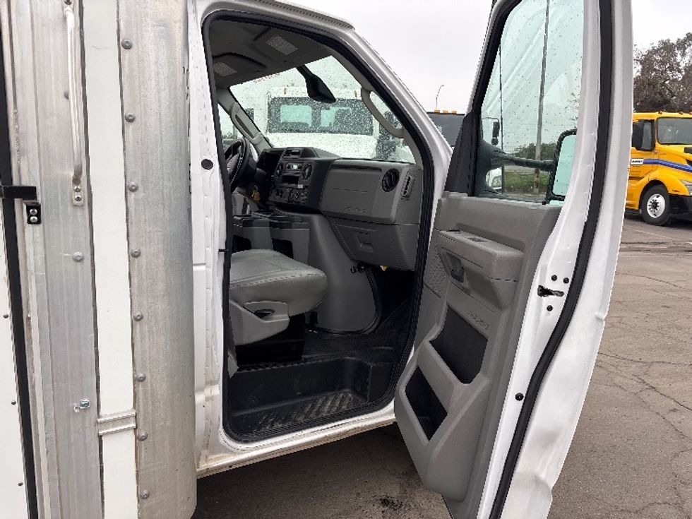 Light Duty Box Truck-Light and Medium Duty Trucks-Ford-2023-E350-Fresno-CA-64,772\n\t\tmiles-$ 41,750 - Image 17