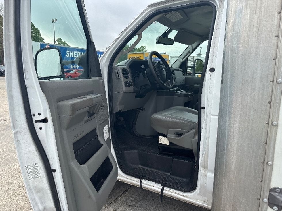 Light Duty Box Truck-Light and Medium Duty Trucks-Ford-2023-E350-Hammond-LA-129,213\n\t\tmiles-$ 29,000 - Image 13
