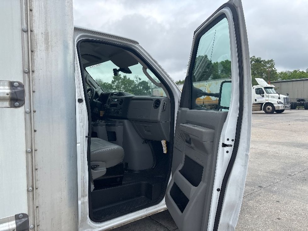 Light Duty Box Truck-Light and Medium Duty Trucks-Ford-2023-E350-Hammond-LA-129,213\n\t\tmiles-$ 29,000 - Image 17