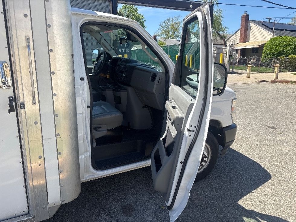 Light Duty Box Truck-Light and Medium Duty Trucks-Ford-2023-E350-Jamaica-NY-18,662\n\t\tmiles-$ 45,250 - Image 20