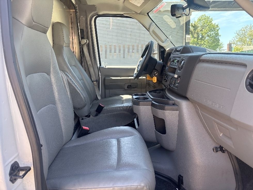 Light Duty Box Truck-Light and Medium Duty Trucks-Ford-2023-E350-Jamaica-NY-18,662\n\t\tmiles-$ 45,250 - Image 22