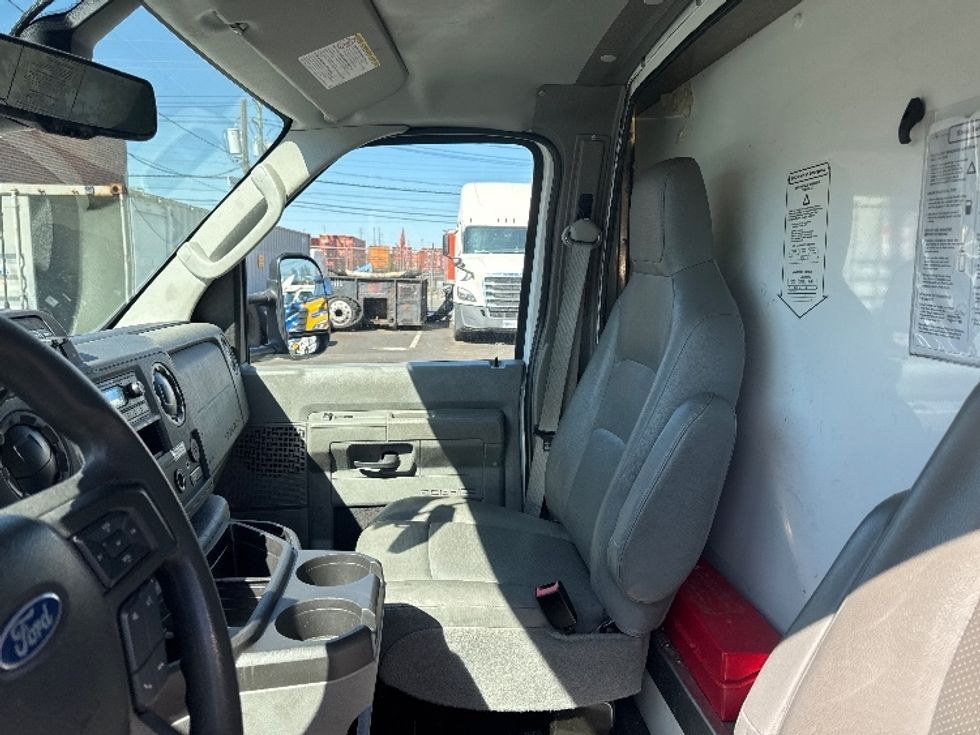 Light Duty Box Truck-Light and Medium Duty Trucks-Ford-2023-E350-Kearny-NJ-35,807\n\t\tmiles-$ 43,250 - Image 19