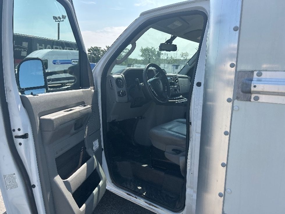 Light Duty Box Truck-Light and Medium Duty Trucks-Ford-2023-E350-Londonderry-NH-98,335\n\t\tmiles-$ 30,500 - Image 14