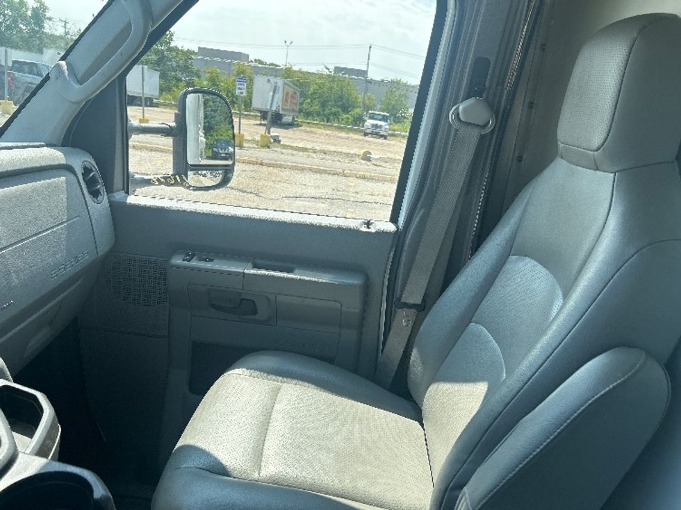 Light Duty Box Truck-Light and Medium Duty Trucks-Ford-2023-E350-Londonderry-NH-98,335\n\t\tmiles-$ 30,500 - Image 17