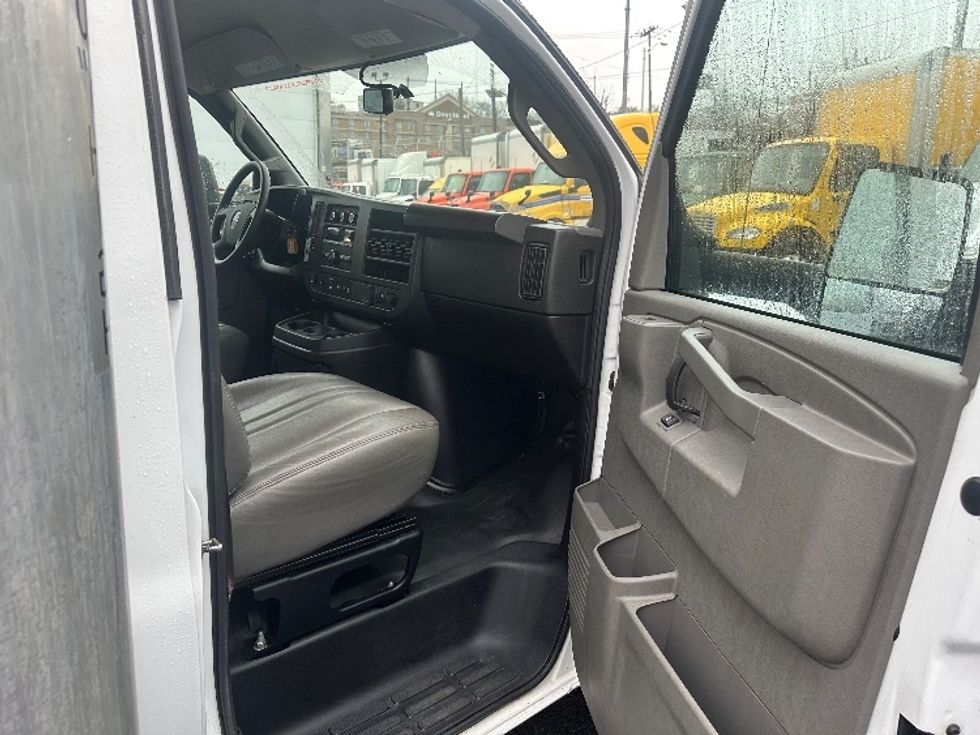 Light Duty Box Truck-Light and Medium Duty Trucks-Ford-2023-E350-North Bergen-NJ-18,365\n\t\tmiles-$ 45,250 - Image 18