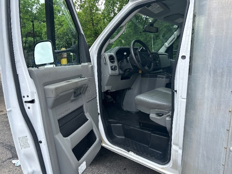 Light Duty Box Truck-Light and Medium Duty Trucks-Ford-2023-E350-San Antonio-TX-100,938\n\t\tmiles-$ 33,250 - Image 16