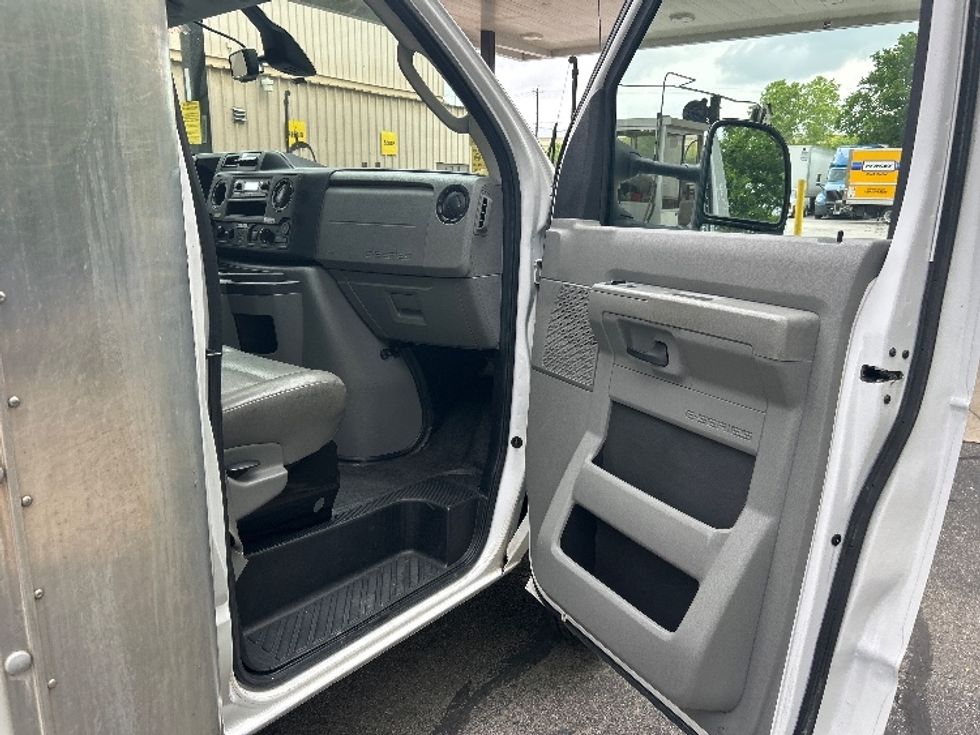 Light Duty Box Truck-Light and Medium Duty Trucks-Ford-2023-E350-San Antonio-TX-100,938\n\t\tmiles-$ 33,250 - Image 20