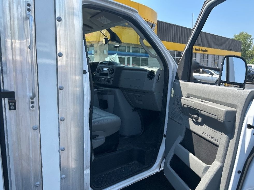 Light Duty Box Truck-Light and Medium Duty Trucks-Ford-2023-E350-Springfield-MA-77,012\n\t\tmiles-$ 36,250 - Image 20