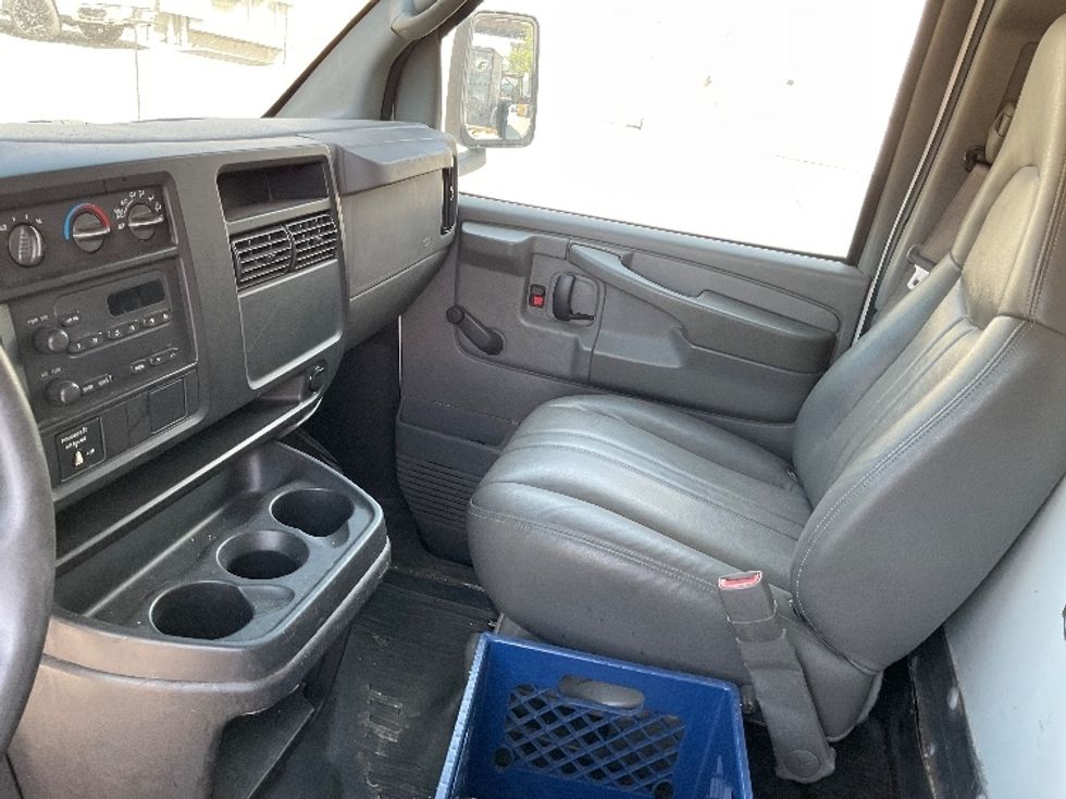 Light Duty Box Truck-Light and Medium Duty Trucks-GMC-2004-SAVANA-Lindon-UT-200,029\n\t\tmiles-$ 9,000 - Image 17