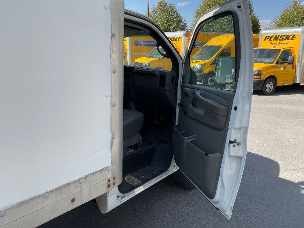 Light Duty Box Truck-Light and Medium Duty Trucks-GMC-2004-SAVANA-Lindon-UT-200,029\n\t\tmiles-$ 9,000 - Image 18