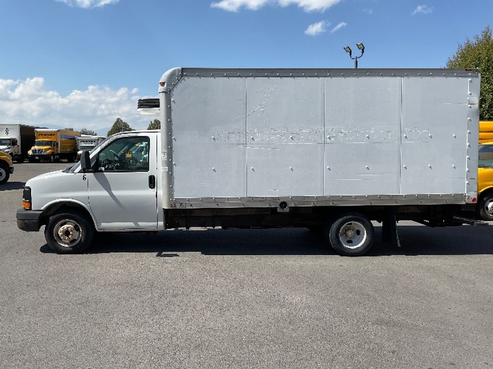 Light Duty Box Truck-Light and Medium Duty Trucks-GMC-2004-SAVANA-Lindon-UT-200,029\n\t\tmiles-$ 9,000 - Image 4