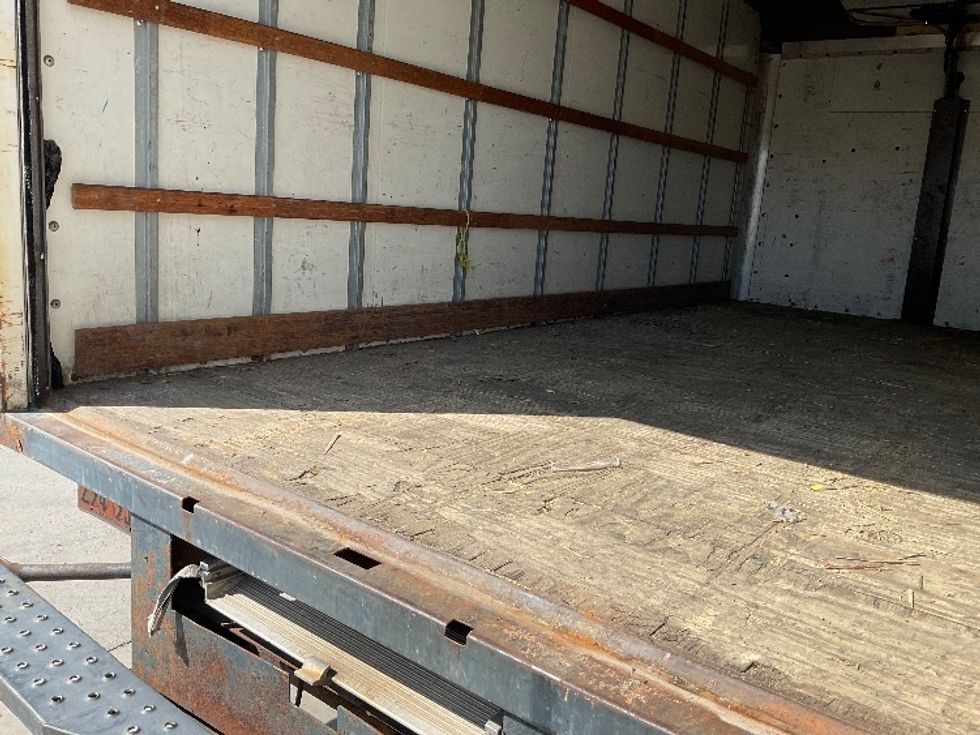 Light Duty Box Truck-Light and Medium Duty Trucks-GMC-2004-SAVANA-Lindon-UT-200,029\n\t\tmiles-$ 9,000 - Image 9