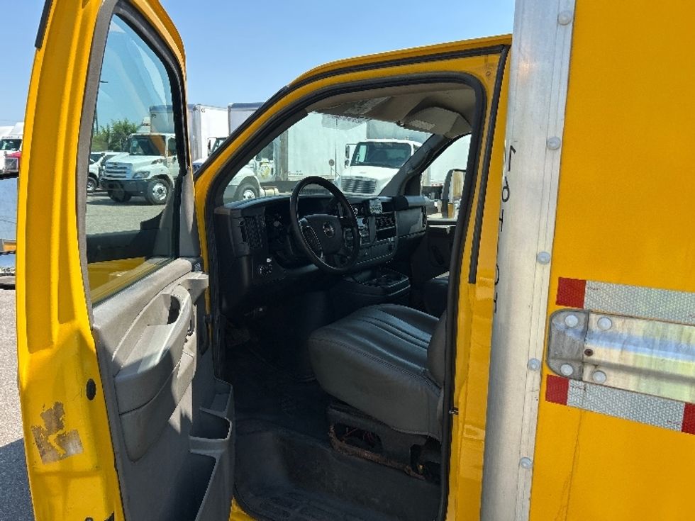 Light Duty Box Truck-Light and Medium Duty Trucks-GMC-2014-Savana G33903-Flint-MI-85,127\n\t\tmiles-$ 15,750 - Image 16