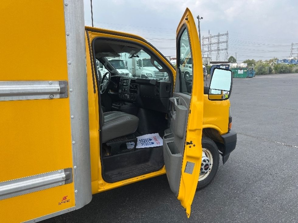 Light Duty Box Truck-Light and Medium Duty Trucks-GMC-2018-Savana G33903-Etobicoke-ON-217,984\n\t\tkm-$ 23,500 - Image 20