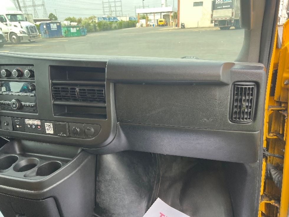 Light Duty Box Truck-Light and Medium Duty Trucks-GMC-2018-Savana G33903-Etobicoke-ON-217,984\n\t\tkm-$ 23,500 - Image 21