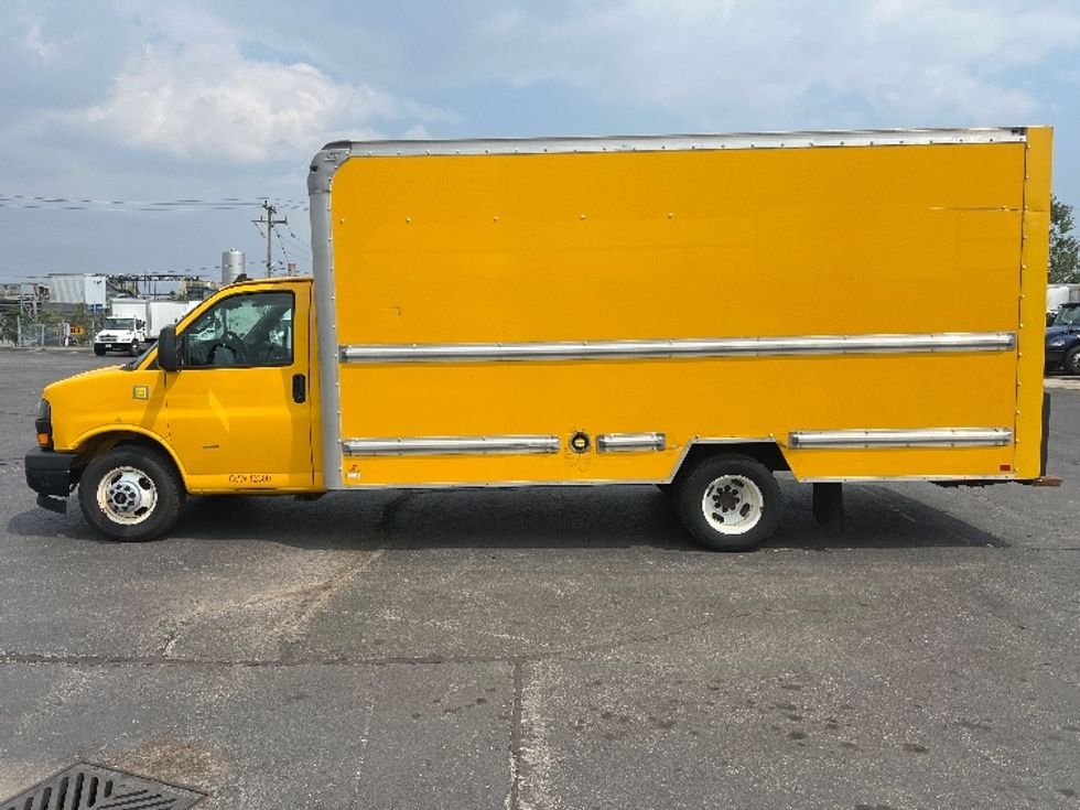 Light Duty Box Truck-Light and Medium Duty Trucks-GMC-2018-Savana G33903-Etobicoke-ON-217,984\n\t\tkm-$ 23,500 - Image 4