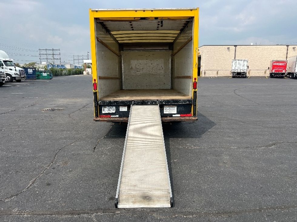 Light Duty Box Truck-Light and Medium Duty Trucks-GMC-2018-Savana G33903-Etobicoke-ON-217,984\n\t\tkm-$ 23,500 - Image 9