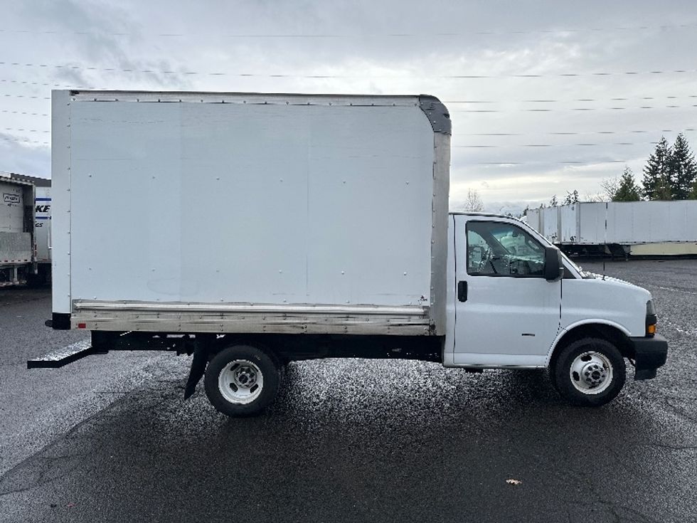 Light Duty Box Truck-Light and Medium Duty Trucks-GMC-2019-Savana G33503-Clackamas-OR-107,071\n\t\tmiles-$ 26,250 - Image 14