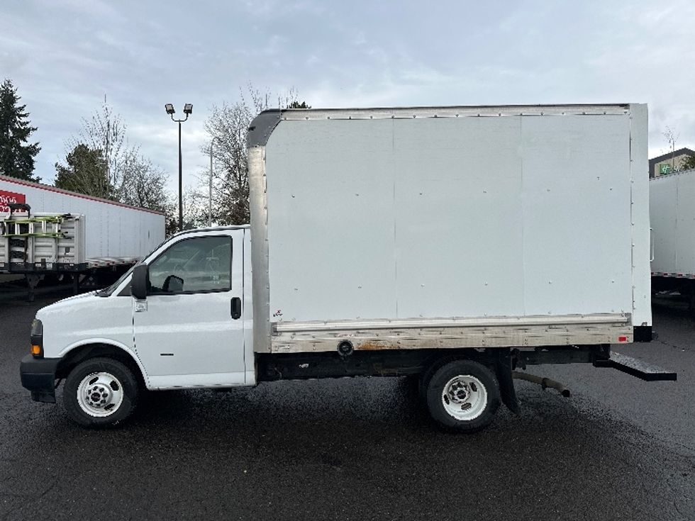 Light Duty Box Truck-Light and Medium Duty Trucks-GMC-2019-Savana G33503-Clackamas-OR-107,071\n\t\tmiles-$ 26,250 - Image 4