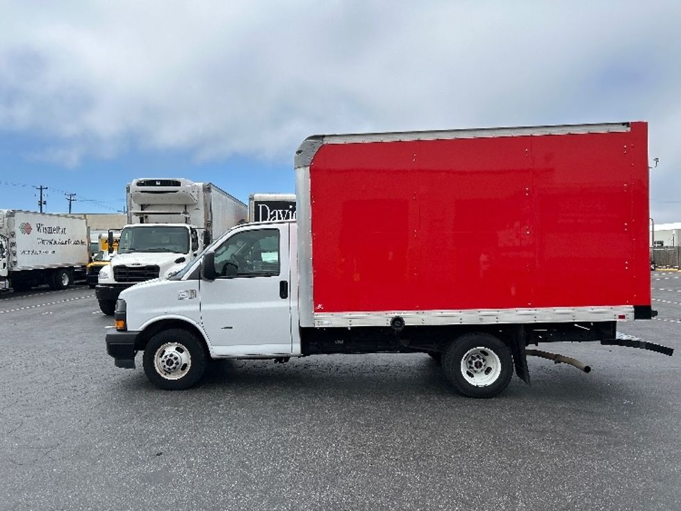 Light Duty Box Truck-Light and Medium Duty Trucks-GMC-2019-Savana G33503-West Sacramento-CA-101,231\n\t\tmiles-$ 27,000 - Image 4