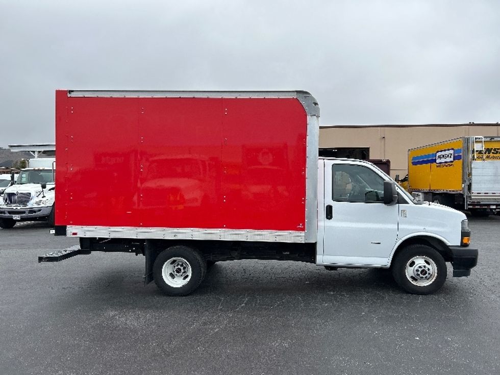 Light Duty Box Truck-Light and Medium Duty Trucks-GMC-2019-Savana G33503-West Sacramento-CA-101,231\n\t\tmiles-$ 27,000 - Image 15
