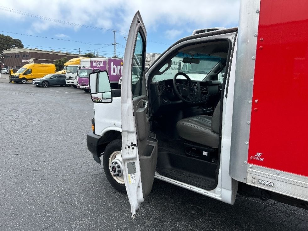 Light Duty Box Truck-Light and Medium Duty Trucks-GMC-2019-Savana G33503-West Sacramento-CA-101,231\n\t\tmiles-$ 27,000 - Image 16