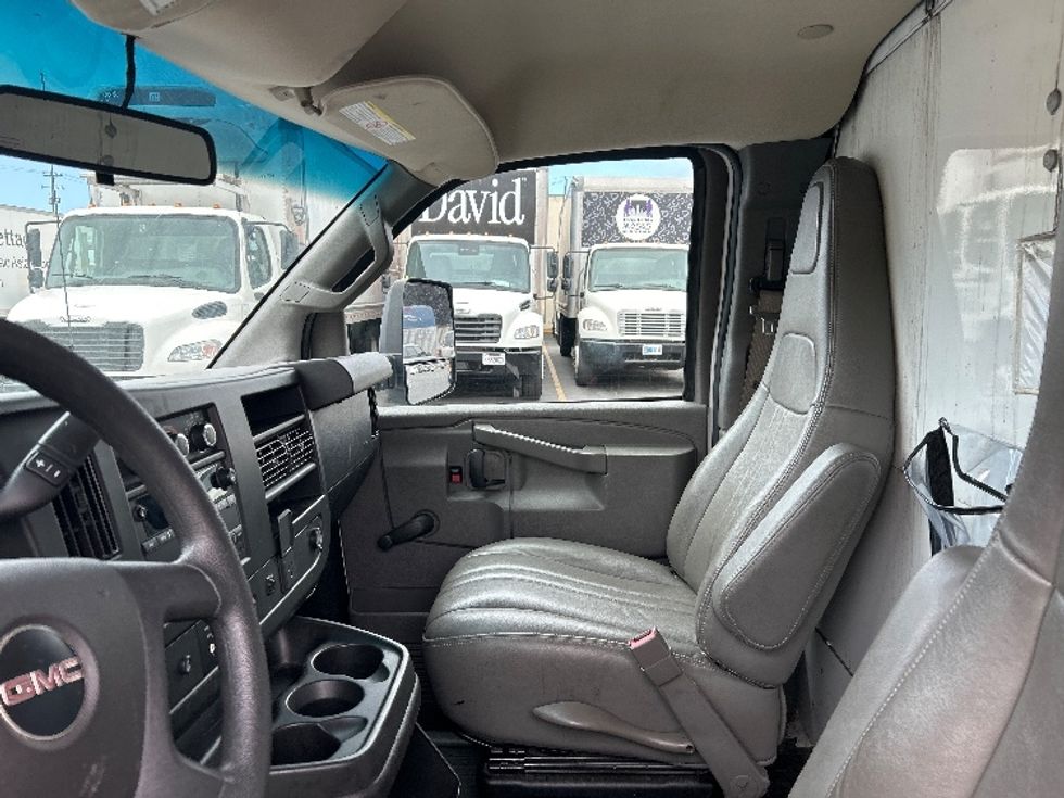 Light Duty Box Truck-Light and Medium Duty Trucks-GMC-2019-Savana G33503-West Sacramento-CA-101,231\n\t\tmiles-$ 27,000 - Image 19