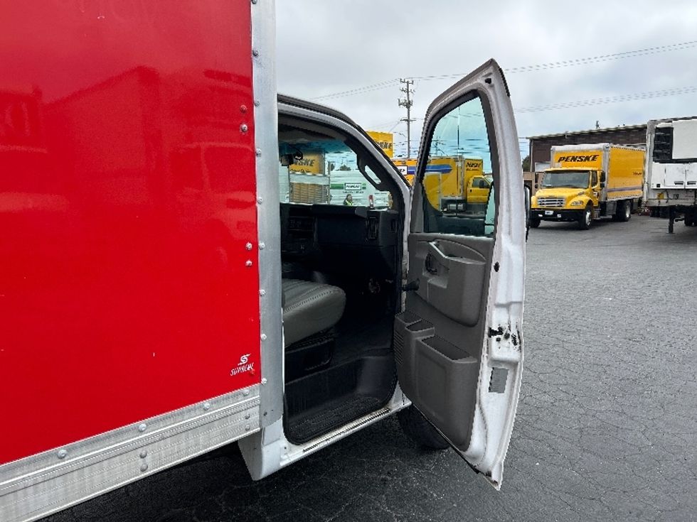 Light Duty Box Truck-Light and Medium Duty Trucks-GMC-2019-Savana G33503-West Sacramento-CA-101,231\n\t\tmiles-$ 27,000 - Image 20