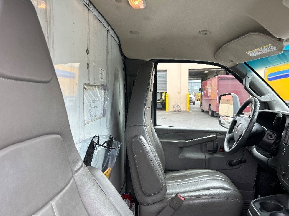 Light Duty Box Truck-Light and Medium Duty Trucks-GMC-2019-Savana G33503-West Sacramento-CA-101,231\n\t\tmiles-$ 27,000 - Image 22