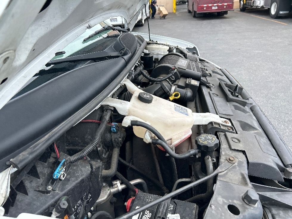 Light Duty Box Truck-Light and Medium Duty Trucks-GMC-2019-Savana G33503-West Sacramento-CA-101,231\n\t\tmiles-$ 27,000 - Image 23