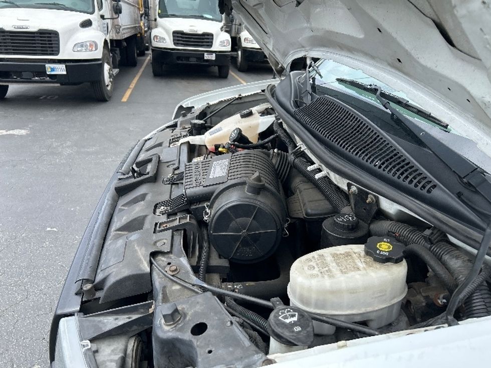 Light Duty Box Truck-Light and Medium Duty Trucks-GMC-2019-Savana G33503-West Sacramento-CA-101,231\n\t\tmiles-$ 27,000 - Image 24