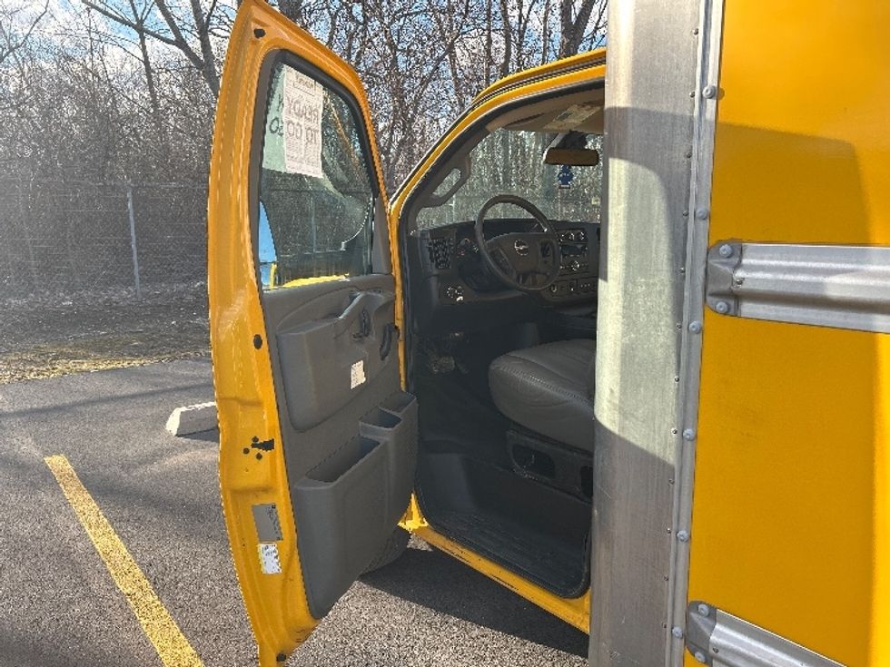 Light Duty Box Truck-Light and Medium Duty Trucks-GMC-2019-Savana G33903-East Chicago-IN-79,806\n\t\tmiles-$ 27,250 - Image 16