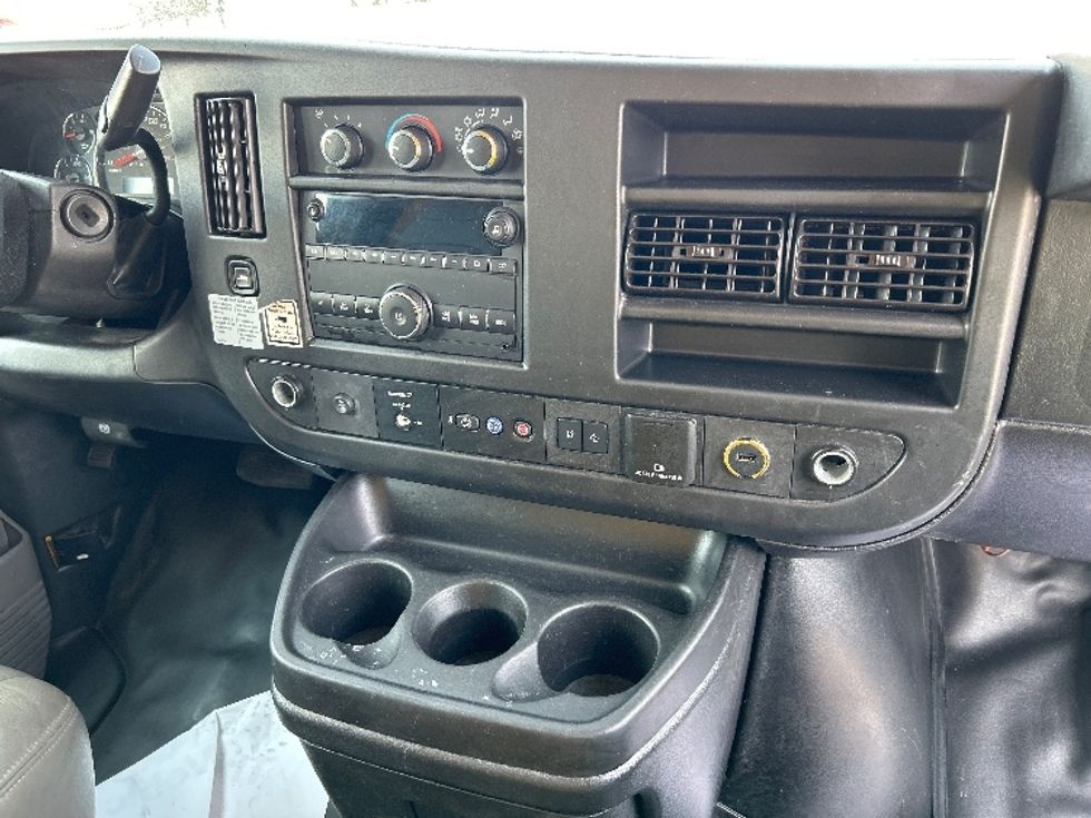 Light Duty Box Truck-Light and Medium Duty Trucks-GMC-2019-Savana G33903-East Chicago-IN-83,744\n\t\tmiles-$ 24,000 - Image 25