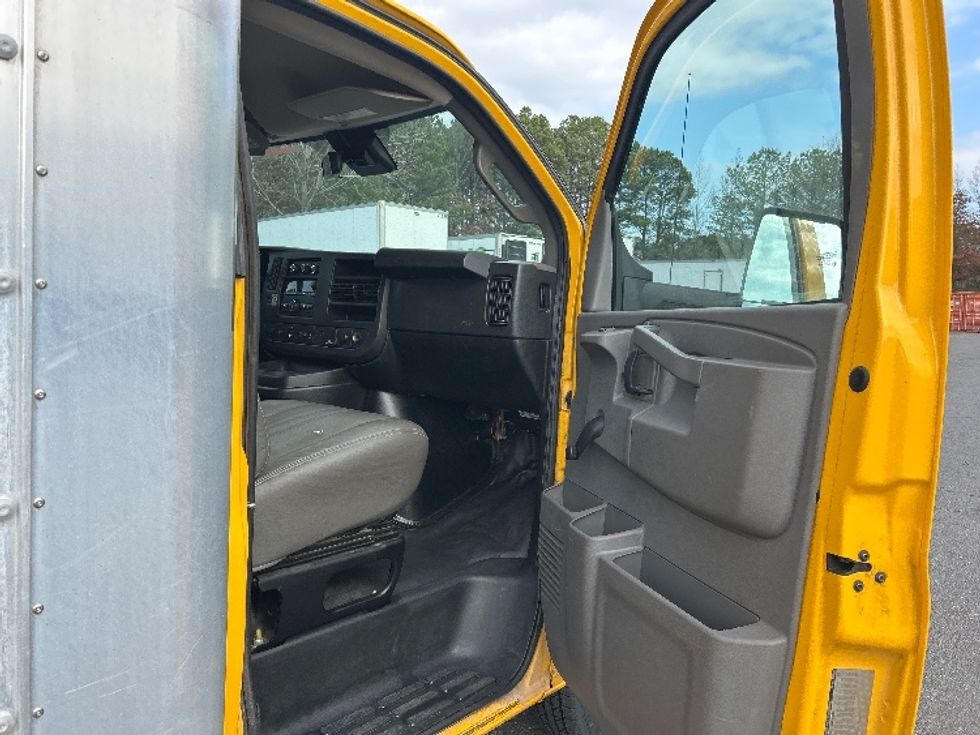 Light Duty Box Truck-Light and Medium Duty Trucks-GMC-2019-Savana G33903-Little Rock-AR-122,838\n\t\tmiles-$ 21,500 - Image 17