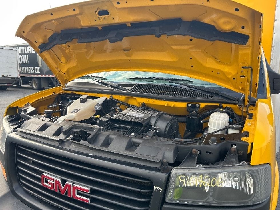 Light Duty Box Truck-Light and Medium Duty Trucks-GMC-2019-Savana G33903-Little Rock-AR-122,838\n\t\tmiles-$ 21,500 - Image 20