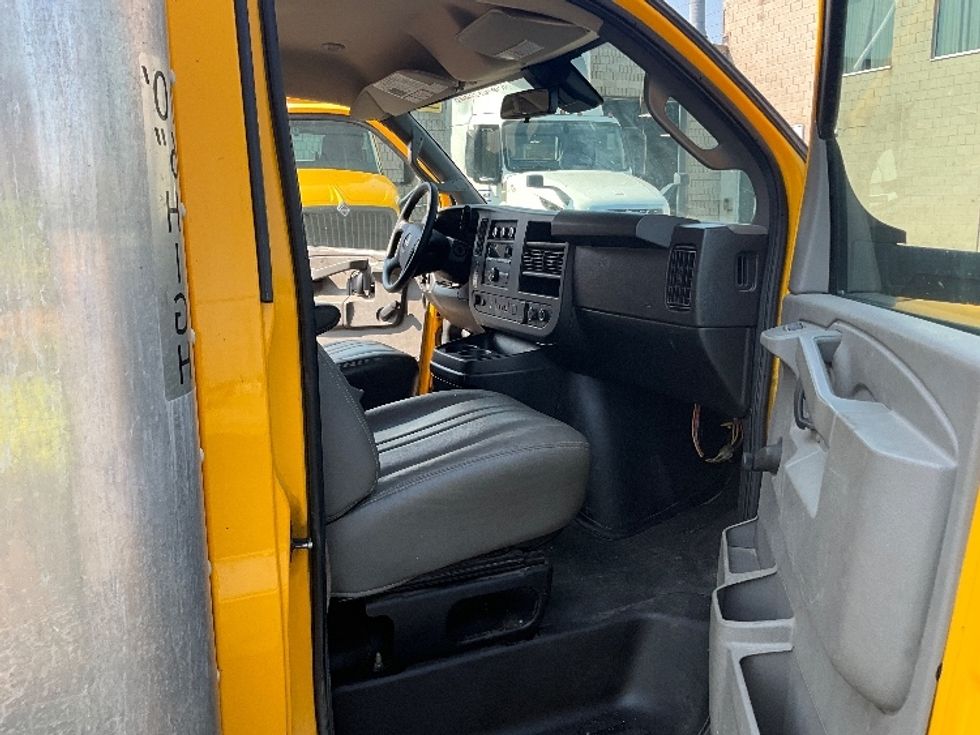 Light Duty Box Truck-Light and Medium Duty Trucks-GMC-2019-Savana G33903-London-ON-201,091\n\t\tkm-$ 24,500 - Image 19