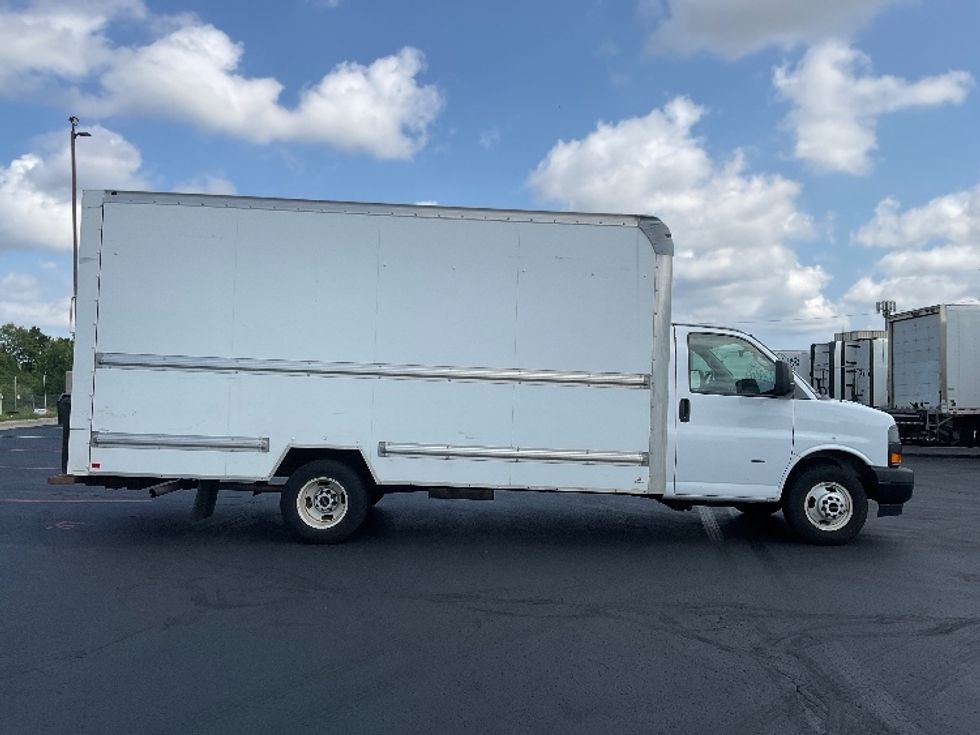 Light Duty Box Truck-Light and Medium Duty Trucks-GMC-2019-Savana G33903-Milwaukee-WI-85,846\n\t\tmiles-$ 28,250 - Image 15