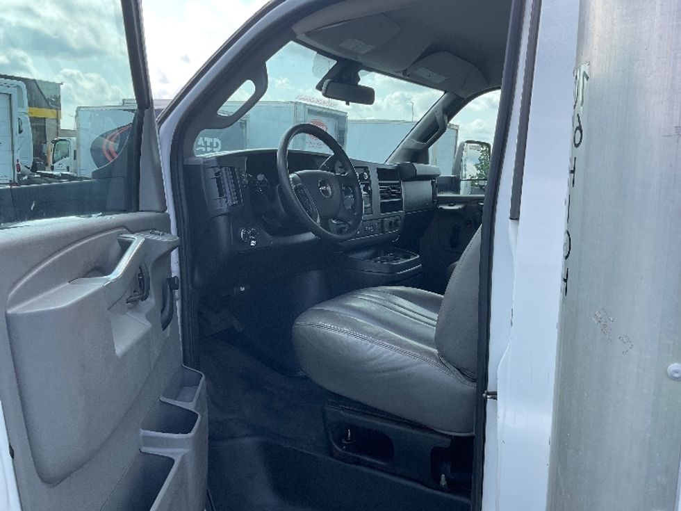 Light Duty Box Truck-Light and Medium Duty Trucks-GMC-2019-Savana G33903-Milwaukee-WI-85,846\n\t\tmiles-$ 28,250 - Image 16