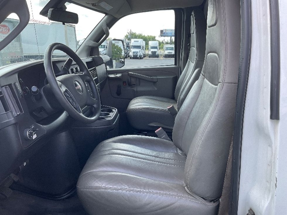 Light Duty Box Truck-Light and Medium Duty Trucks-GMC-2019-Savana G33903-Milwaukee-WI-85,846\n\t\tmiles-$ 28,250 - Image 19