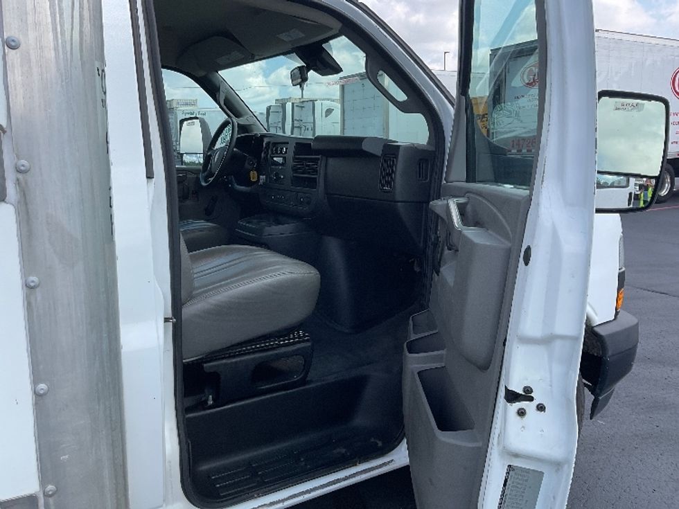 Light Duty Box Truck-Light and Medium Duty Trucks-GMC-2019-Savana G33903-Milwaukee-WI-85,846\n\t\tmiles-$ 28,250 - Image 20