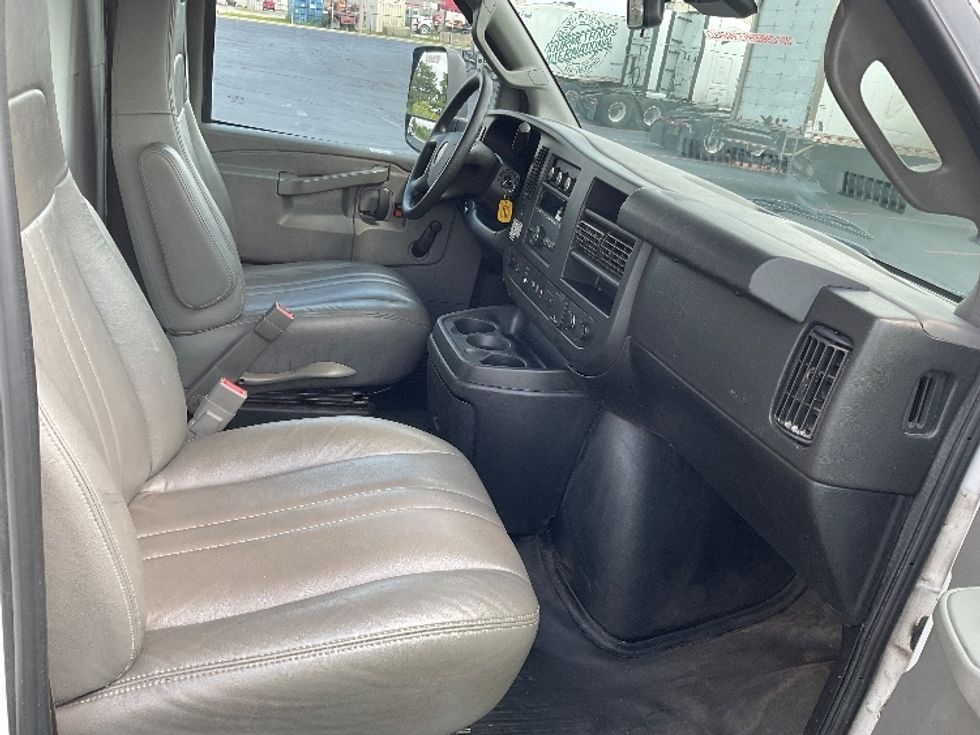 Light Duty Box Truck-Light and Medium Duty Trucks-GMC-2019-Savana G33903-Milwaukee-WI-85,846\n\t\tmiles-$ 28,250 - Image 22