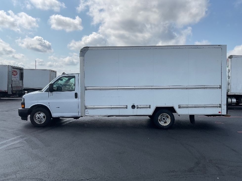 Light Duty Box Truck-Light and Medium Duty Trucks-GMC-2019-Savana G33903-Milwaukee-WI-85,846\n\t\tmiles-$ 28,250 - Image 4
