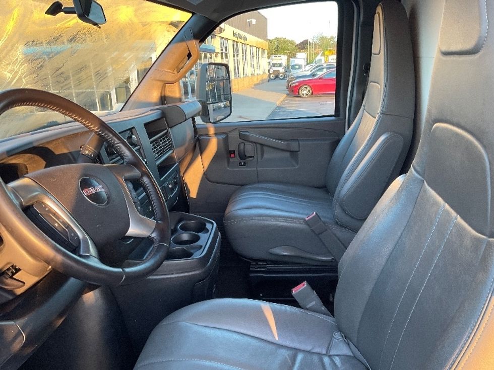 Light Duty Box Truck-Light and Medium Duty Trucks-GMC-2019-Savana G33903-Milwaukee-WI-89,892\n\t\tmiles-$ 26,000 - Image 18