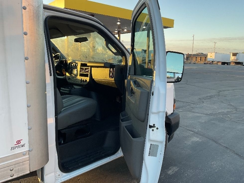 Light Duty Box Truck-Light and Medium Duty Trucks-GMC-2019-Savana G33903-Milwaukee-WI-89,892\n\t\tmiles-$ 26,000 - Image 19