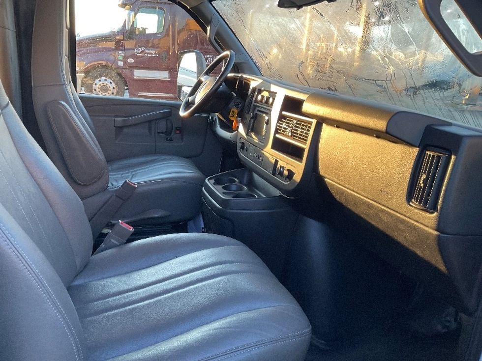 Light Duty Box Truck-Light and Medium Duty Trucks-GMC-2019-Savana G33903-Milwaukee-WI-89,892\n\t\tmiles-$ 26,000 - Image 21