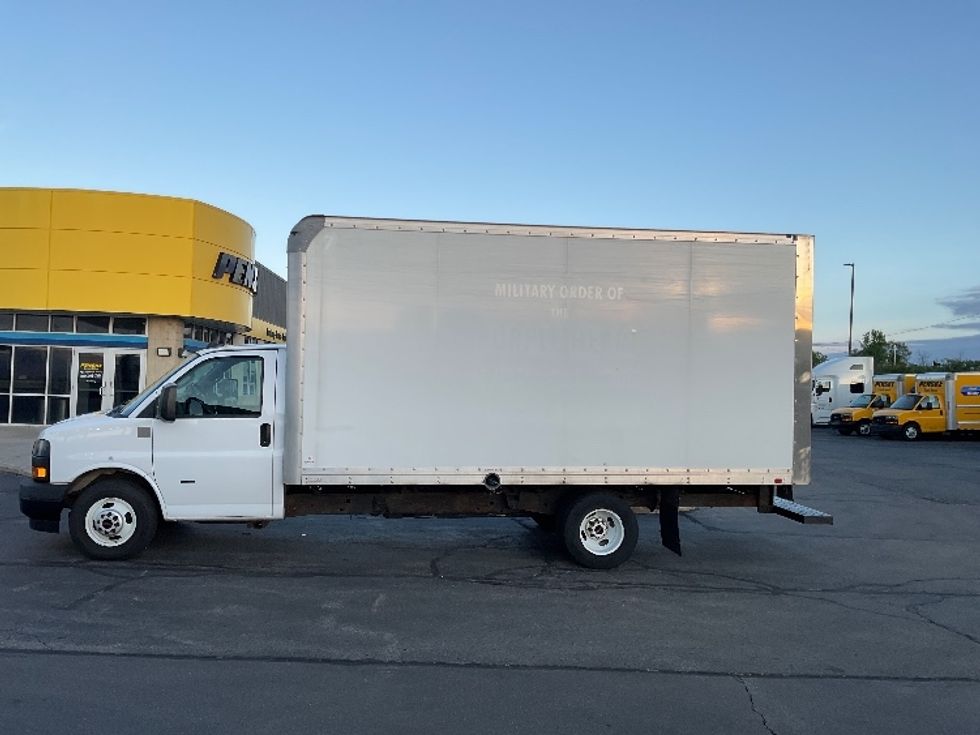 Light Duty Box Truck-Light and Medium Duty Trucks-GMC-2019-Savana G33903-Milwaukee-WI-89,892\n\t\tmiles-$ 26,000 - Image 4