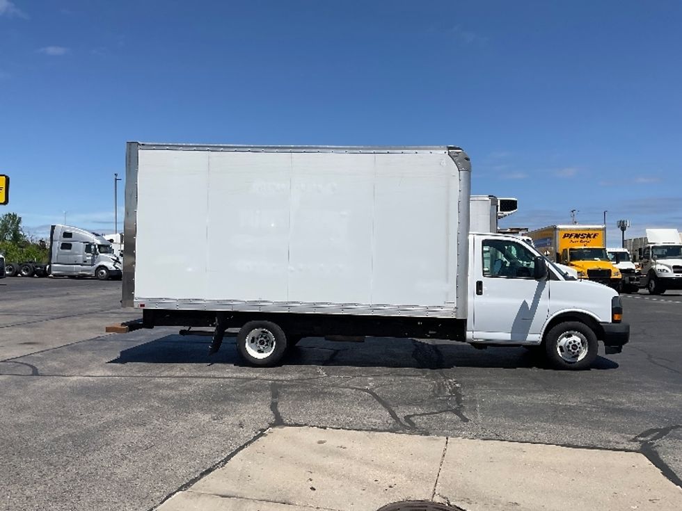Light Duty Box Truck-Light and Medium Duty Trucks-GMC-2019-Savana G33903-Milwaukee-WI-92,397\n\t\tmiles-$ 27,250 - Image 15