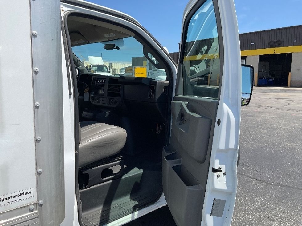 Light Duty Box Truck-Light and Medium Duty Trucks-GMC-2019-Savana G33903-Milwaukee-WI-92,397\n\t\tmiles-$ 27,250 - Image 20