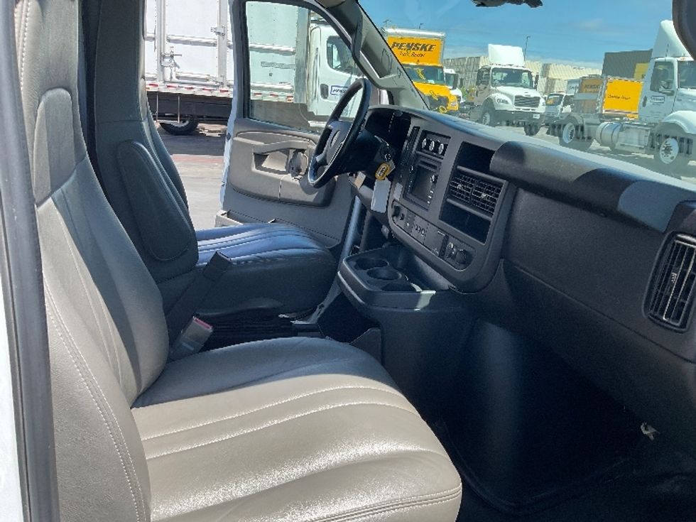 Light Duty Box Truck-Light and Medium Duty Trucks-GMC-2019-Savana G33903-Milwaukee-WI-92,397\n\t\tmiles-$ 27,250 - Image 22