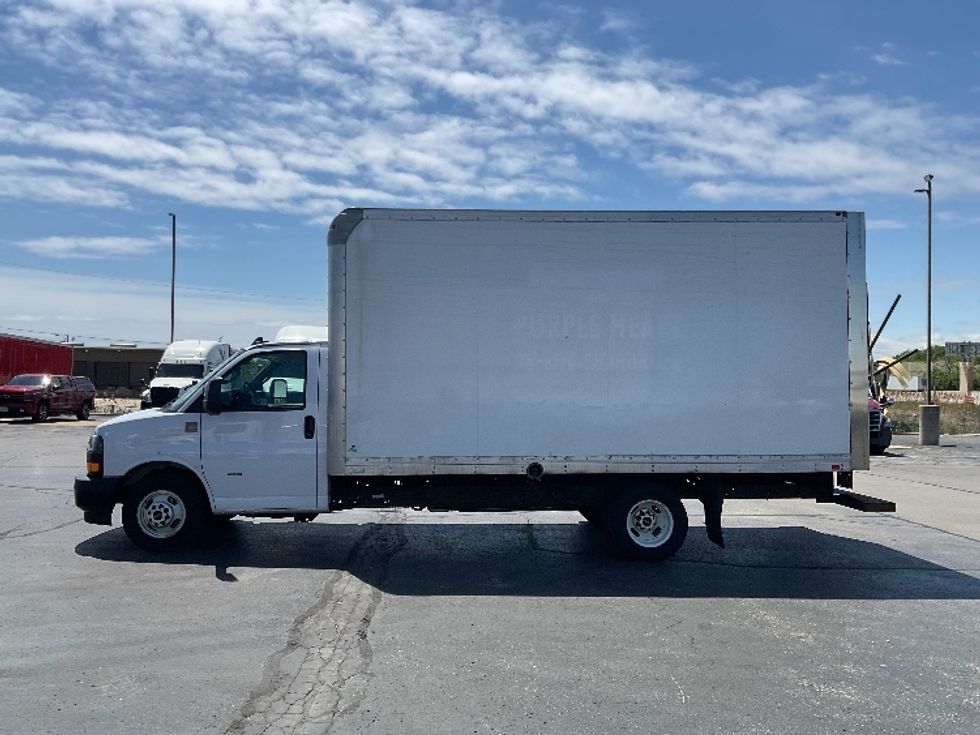 Light Duty Box Truck-Light and Medium Duty Trucks-GMC-2019-Savana G33903-Milwaukee-WI-92,397\n\t\tmiles-$ 27,250 - Image 4